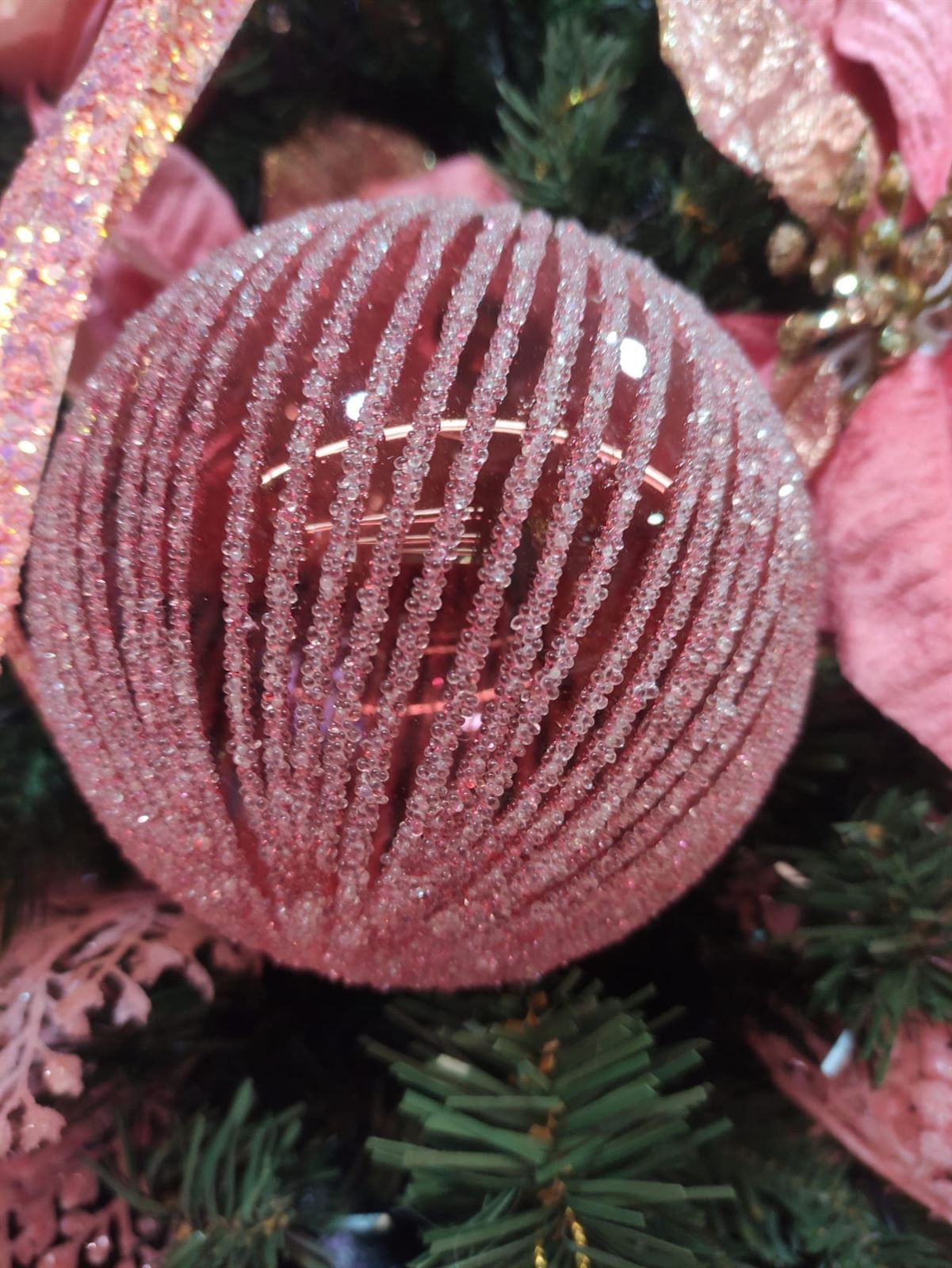 Bola árbol de Navidad rosa con perlas - Imagen 1