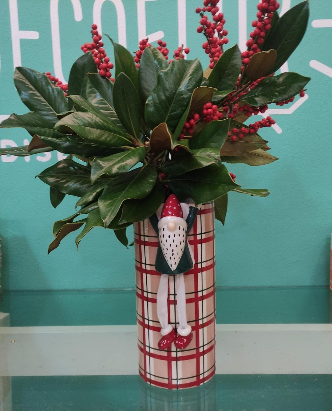 Florero para tus flores con cuadro escoces papa noel colgado con figura - Imagen 2