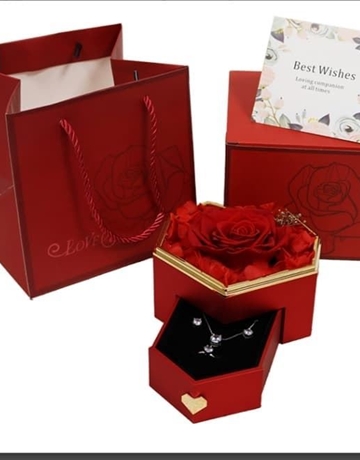 Rosa perservada en caja de joyería combinada con una joya . - Imagen 1